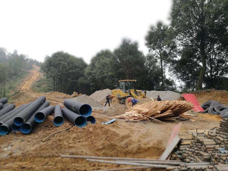 堆满建材的小广场，要等到晴天这些建材才能一点点被转运上山顶.jpg?x-oss-process=style/resize