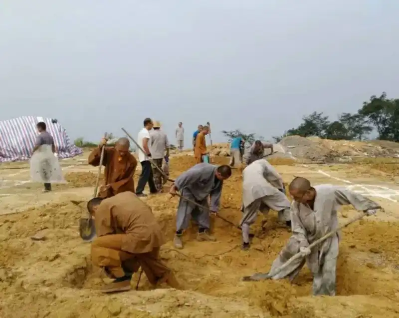 五方财神殿基坑动土，寺院僧众欢喜参与.jpg?x-oss-process=style/resize