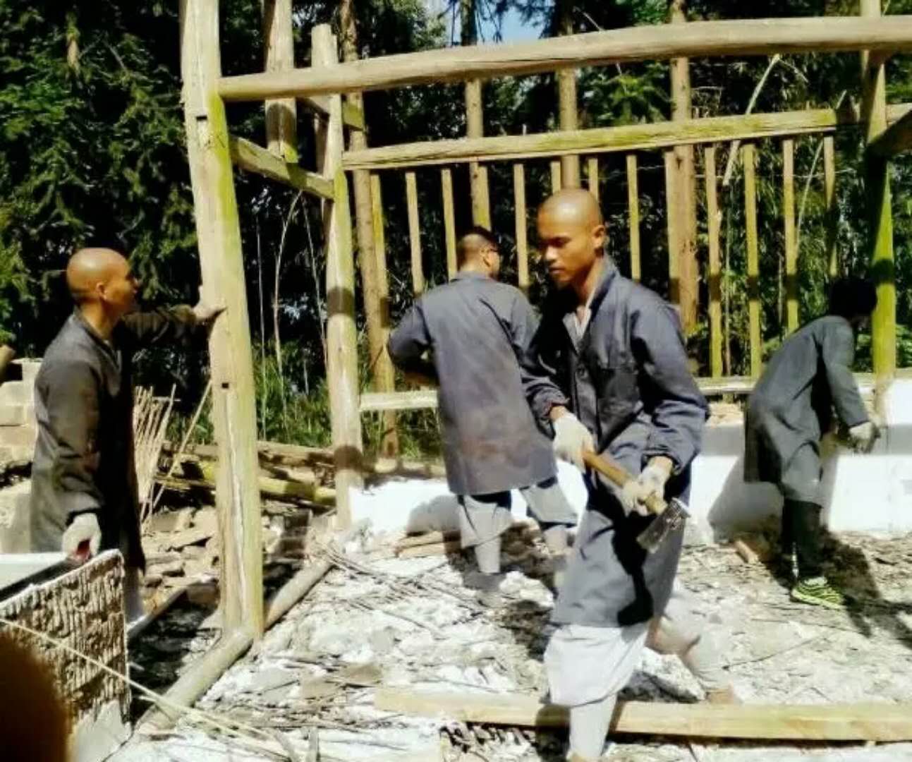 寺院建设，僧众亲力亲为2.jpg
