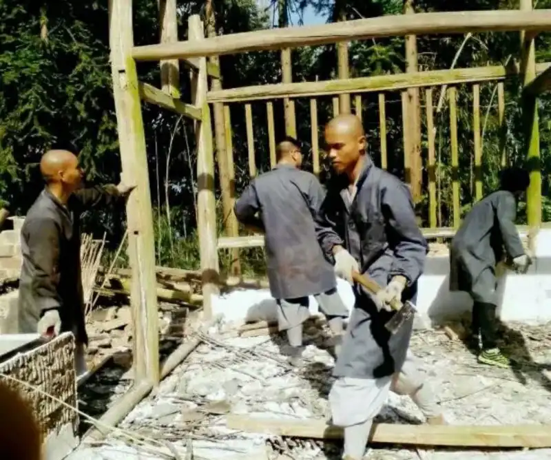 寺院建设，僧众亲力亲为2.jpg?x-oss-process=style/resize